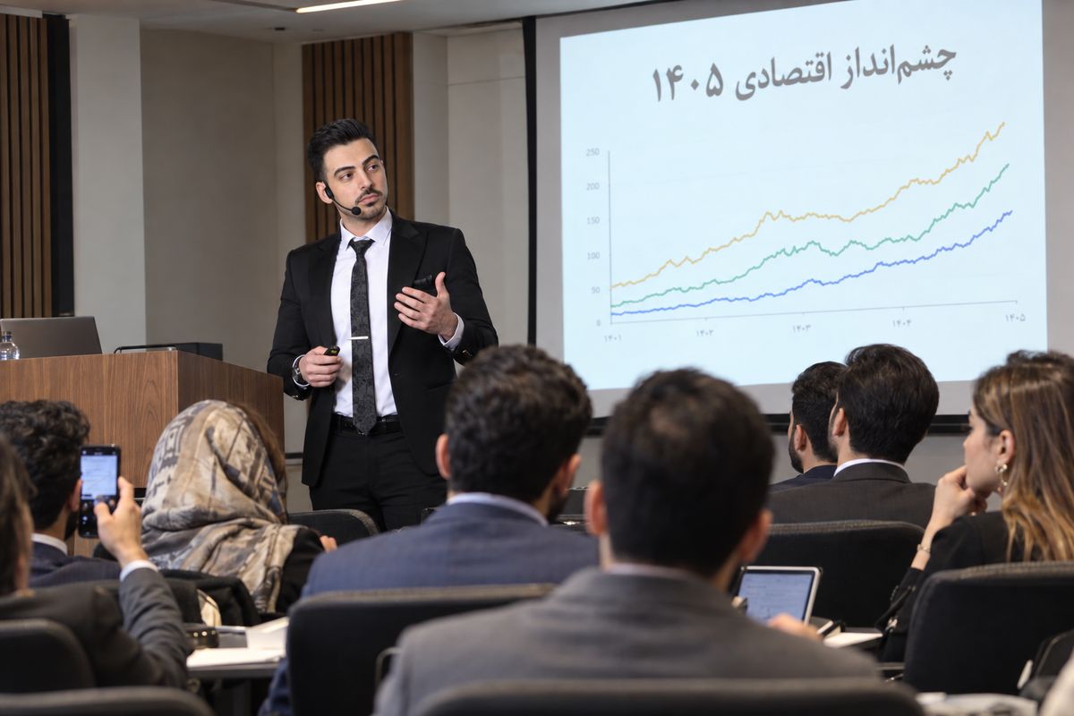 مرتضی شایق در حال ارائهٔ چشم‌انداز اقتصادی ۱۴۰۵ در یک کارگاه آموزشی